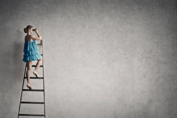 Mujer en una escalera — Foto de Stock