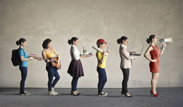 Femmes heureuses dans une rangée — Photo