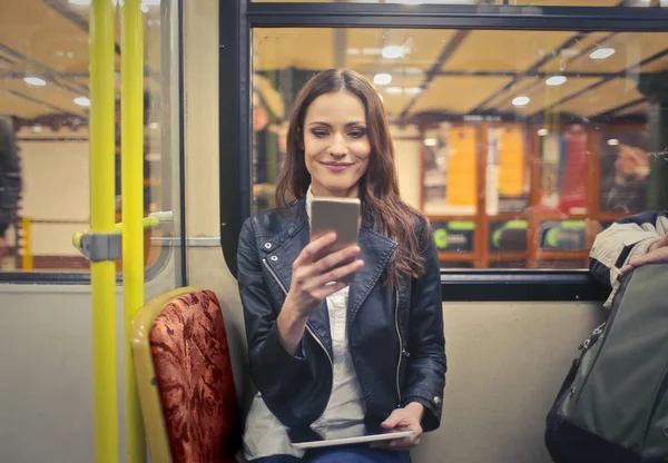 Sonriente chica joven — Foto de Stock