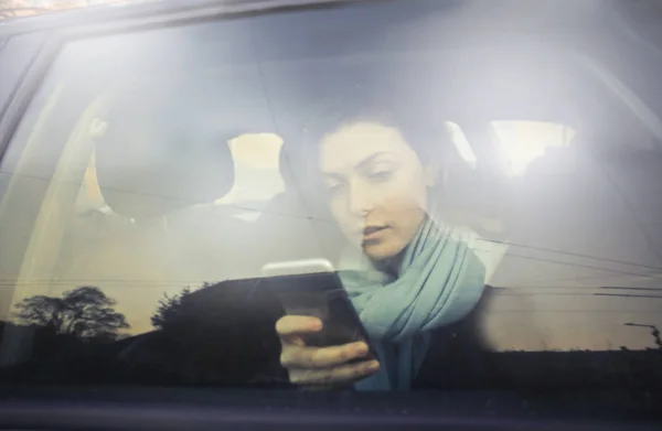 Meisje in een auto — Stockfoto