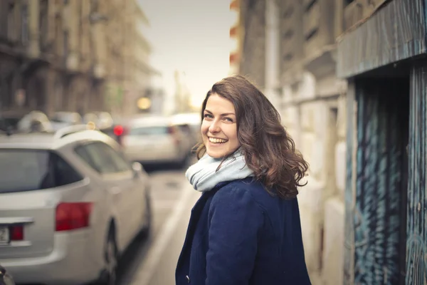 Sorrindo jovem senhora — Fotografia de Stock