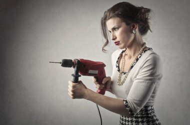 Bir matkap ile güzel kadın