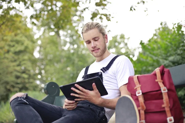 Blonder Kerl auf einer Bank — Stockfoto