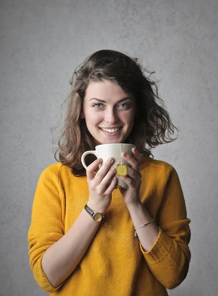 Bir kupa ile gülümseyen kız — Stok fotoğraf