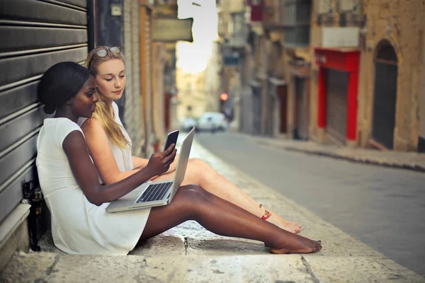 Mulheres com laptop — Fotografia de Stock