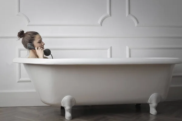 Jovem senhora tomando um banho — Fotografia de Stock