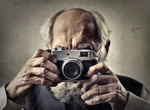 Oudere man met een camera — Stockfoto