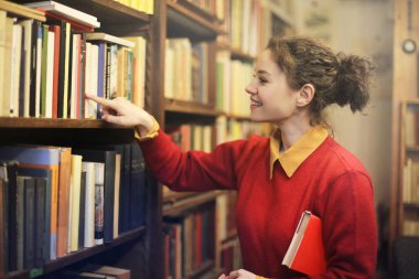 bir kitap için arayan kadın