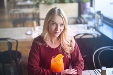 Kokteyl ile sarışın kadın