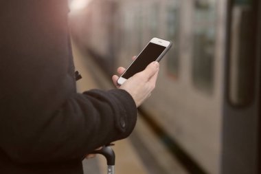 adam tutarak telefon