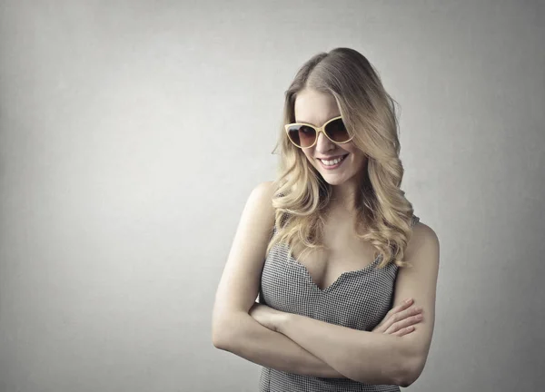 金髪の女性のサングラス — ストック写真