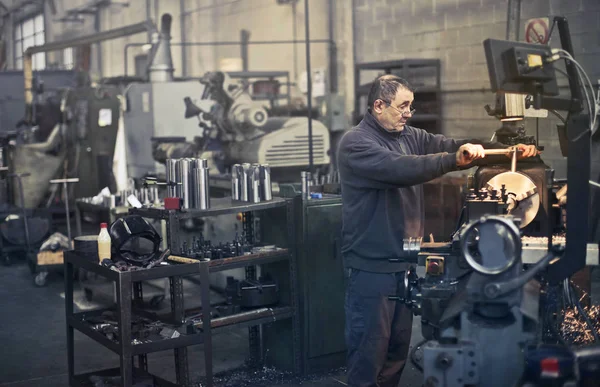 Oudere man in manufactory — Stockfoto