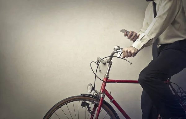 Affärsman på cykel — Stockfoto
