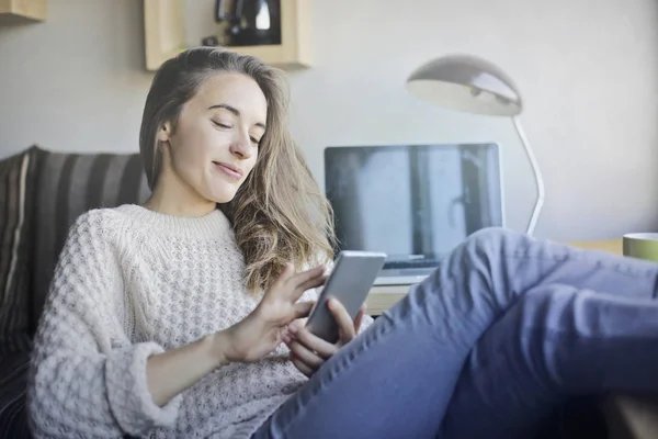 Vrouw met telefoon — Stockfoto