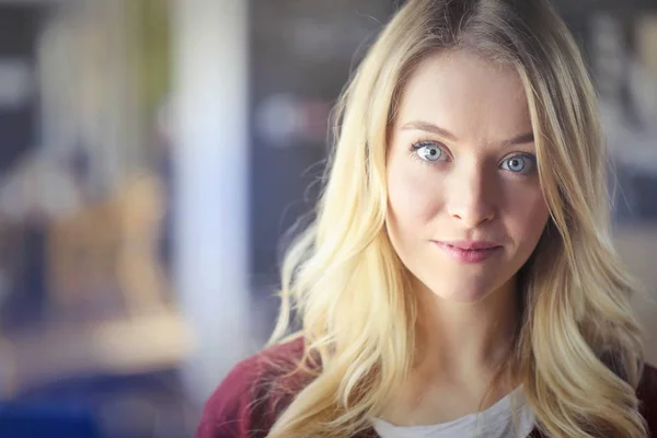 Blonde Frau mit blauen Augen — Stockfoto