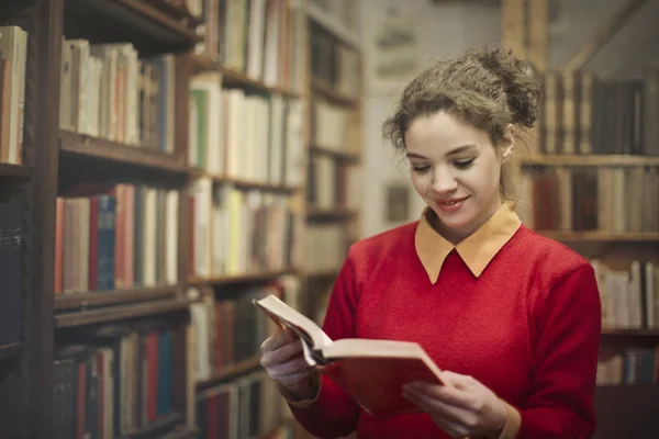 Mulher em libary — Fotografia de Stock