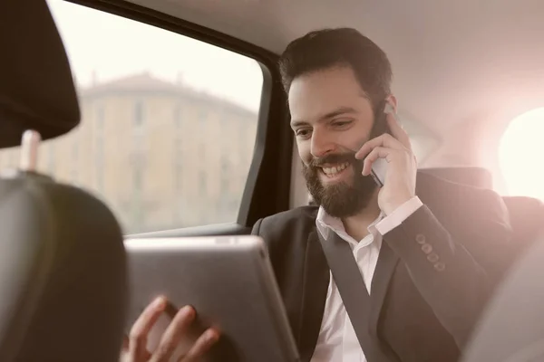 Homme d'affaires travaillant dans la voiture — Photo