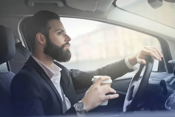 Zakenman in auto — Stockfoto