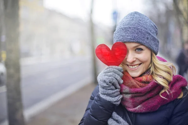 Donna con cuore — Foto Stock