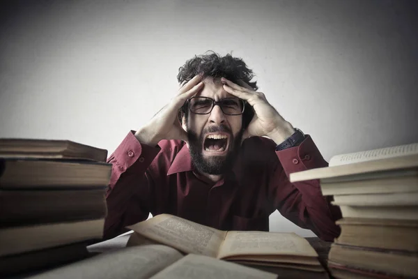 Homem estressado com estudar — Fotografia de Stock