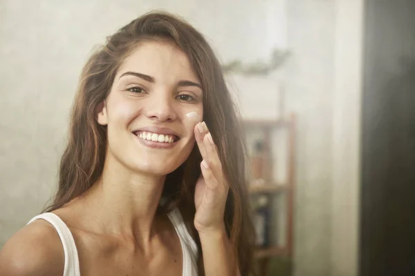 Mujer puting crema en — Foto de Stock