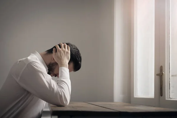 Zakenman benadrukt in office — Stockfoto