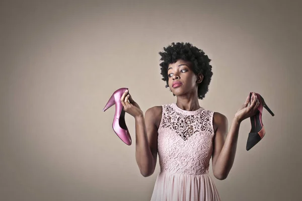 Vrouw met schoenen — Stockfoto