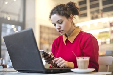 Dizüstü bilgisayarda çalışan iş kadını