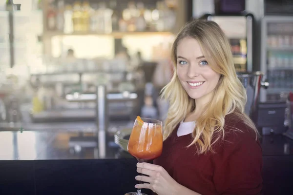 Blond žena pít koktejl — Stock fotografie