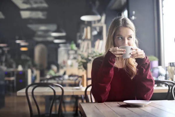 Ξανθιά γυναίκα πίνοντας καφέ — Φωτογραφία Αρχείου