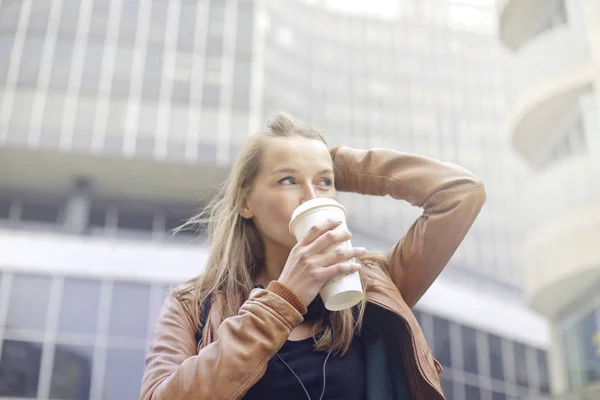 Femme blonde buvant du café — Photo