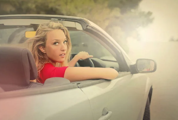 Vrouw in auto — Stockfoto