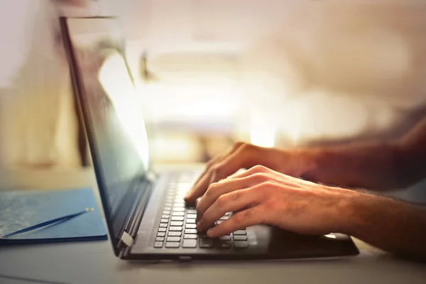 Hand typing on laptop — Stock Photo, Image