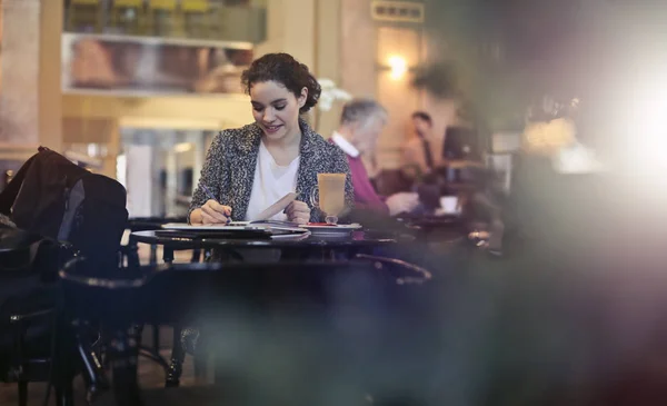 Donna che studia in Cafe — Foto Stock