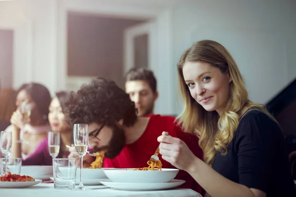 Amigos comendo massa — Fotografia de Stock