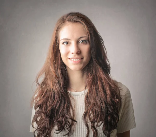 Sorrindo jovem mulher — Fotografia de Stock