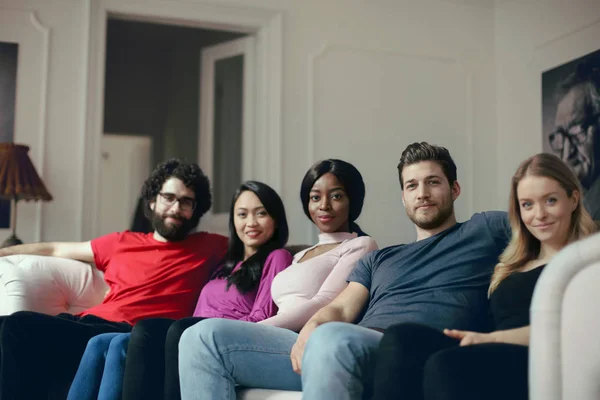 Amigos no sofá — Fotografia de Stock