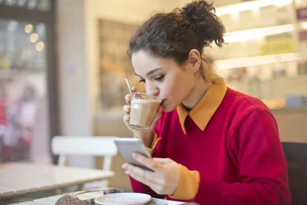 Kvinnan dricker kaffe — Stockfoto