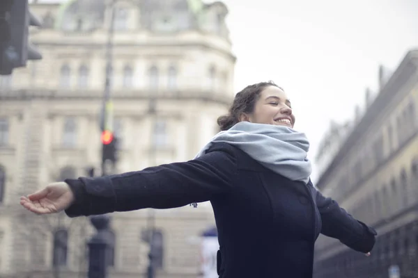 Mujer sintiéndose libre —  Fotos de Stock