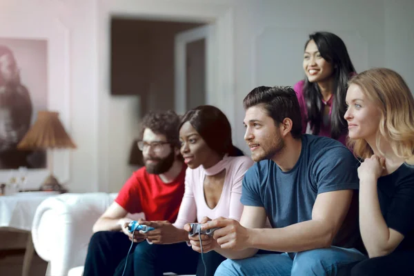 Amigos jogando um jogo — Fotografia de Stock