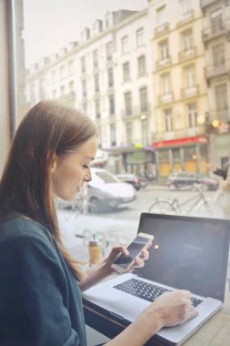 Pencerede çalışan kadın