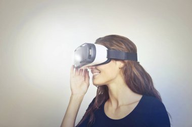 VR gözlüklü kadın
