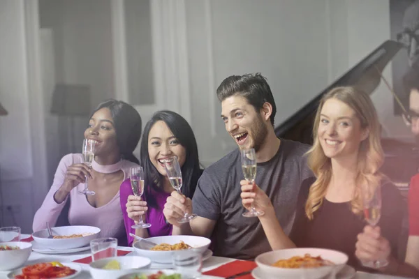 Amigos comiendo juntos — Foto de Stock