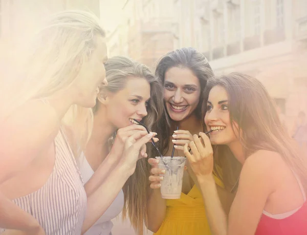 Mädchengruppe trinkt — Stockfoto