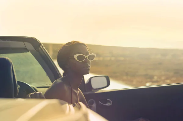 Mulher saindo do carro — Fotografia de Stock