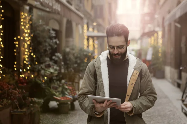 Reiziger man met laptop — Stockfoto