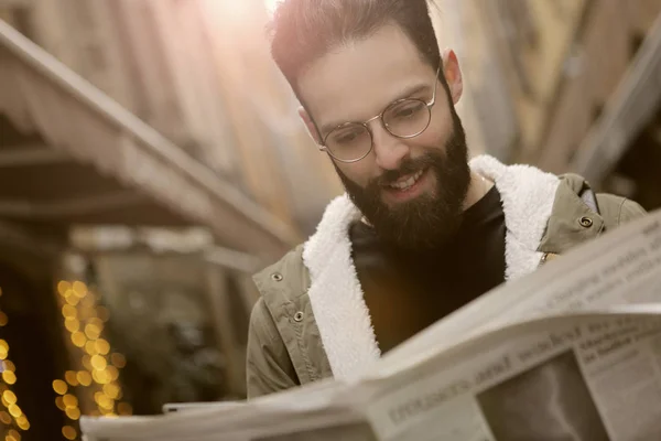 Hipster-Mann liest die Nachrichten — Stockfoto