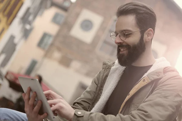 Hipster adam tablet ile — Stok fotoğraf