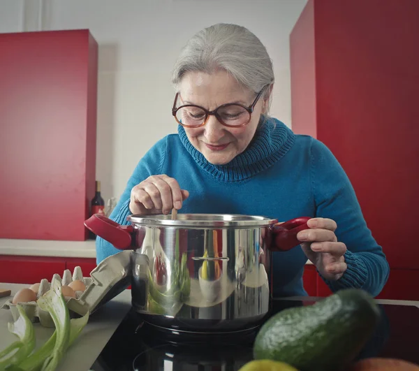 Ältere Dame kocht — Stockfoto