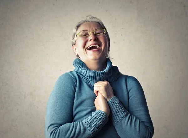 Äldre dam skrattar — Stockfoto